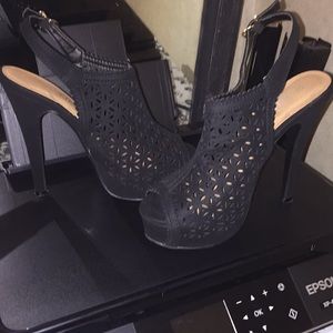 Peep toe pumps
